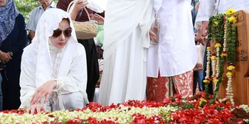 Ibunda Terry Putri Minta Ditutup Kerudung Kesayangan Saat Tiada