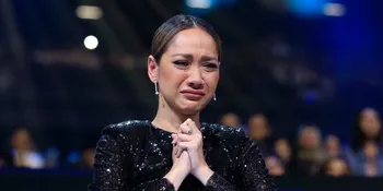 Ibunda Unggah Foto BCL Saat Pakai Mukena, Raut Wajah Sedihnya Jadi Sorotan