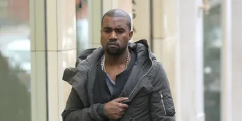 Iih... Kanye West Dikencingi Anaknya Sendiri Saat Pemotretan