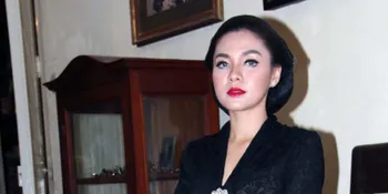 Ikut Acara Malam Satu Suro, Vicky Shu Tampil Cantik