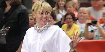 Ikutan Blonde, Miley Cyrus Jiplak Justin Bieber?