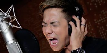 Ikuti Tren, Delon Duet Bareng Istri