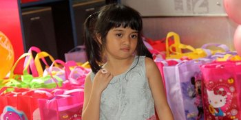 Imut! Afiqah Jadi Koboi Bareng Angry Bird