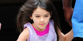 Imut, Suri Cruise Lari-Lari Penuh Semangat ke Sekolah