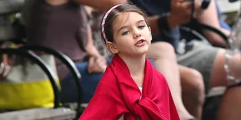 Imutnya Suri Cruise Saat Pakai Topi Kebesaran
