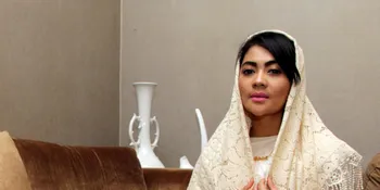 Indah Dewi Pertiwi Pertahankan Tradisi Sungkeman Saat Lebaran