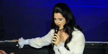 Ingin Bebas, Lana Del Rey Putuskan Hubungan Dengan Pacar