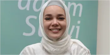 Ingin Lebih Peka, Dewi Sandra Mulai Belajar Bahasa Isyarat