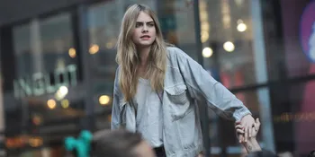 Ingin Tampil Beda, Cara Delevinge Potong Pendek Rambutnya