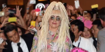 Ingin Tampil Seksi, Lady Gaga Sengaja Tak Pakai Celana?