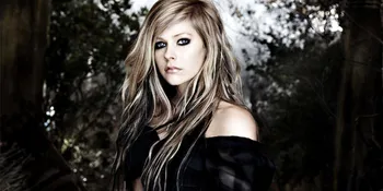 Ini Alasan Avril Lavigne Pakai Gaun Hitam Saat Menikah!