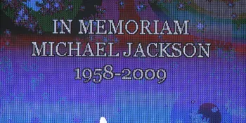 Ini Alasan Bos Fulham FC Pindahkan Patung Michael Jackson