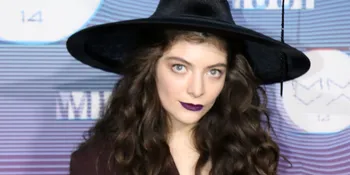 Ini Alasan Lorde Tak Memotong Rambut Keritingnya