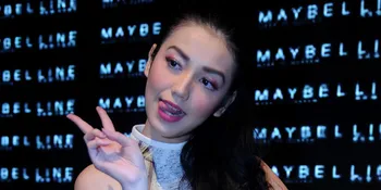 Ini Cara Velove Vexia melindungi Rambutnya Dari Air Laut