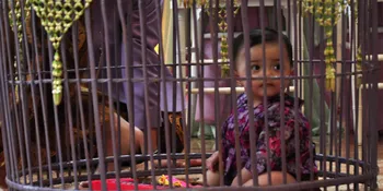 Ini Ekspresi Geli Baby Arsy Saat Telinganya Dibersihkan, Gemes!