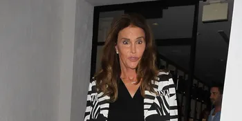Ini Gaya Cantik Caitlyn Jenner Saat Isi Bensin, Super Hot!
