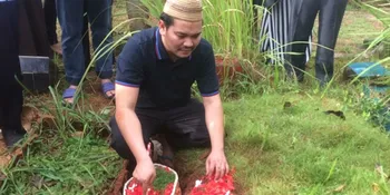 Ini Proses Indra Bekti Makamkan Anak Ketiganya Yang Baru Lahir