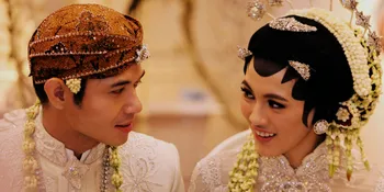 Ini Suvenir Pernikahan Dude Harlino - Alyssa Soebandono