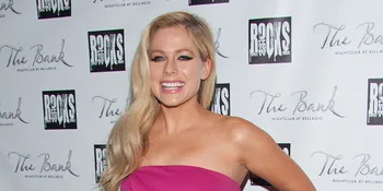 Inikah Bukti Bahwa Pernikahan Avril Lavigne Bermasalah?