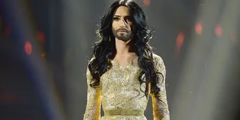 Inilah Conchita Wurst dan Boybandnya Jetzt Anders