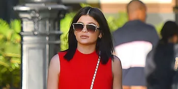 Intip Aksi Kylie Jenner Kendarai Mobil Ferrari Barunya