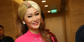 Inul Daratista Tunjukkan Kumis Tipis Yang Tumbuh di Wajahnya