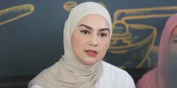 Irish Bella Jenguk Ayah Ammar Zoni Bersama Kedua Anaknya, Kini Kondisi Sang Mertua Berangsur Membaik