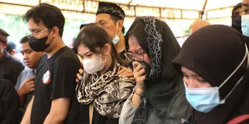 Isak Tangis Iringi Pemakaman Aminah Cendrakasih, Keluarga: Beliau Saat Sakit Tak Pernah Mengeluh