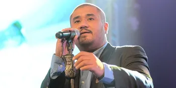Isak Tangis Sambut Kedatangan Jenazah Mike Mohede di Rumah Duka