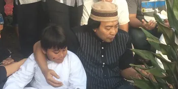 Istri Komeng Peluk Erat Selimut Dora Kesayangan Anaknya