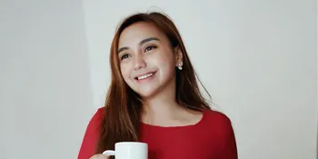 Isu Pindah Agama, Salmafina Sunan Pakai Kalung Salib Saat Diwawancara Feny Rose