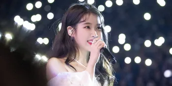 IU Pamerkan Mikrofon Impiannya Setelah 12 Tahun Penantian