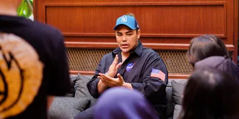 Ivan Gunawan Desain Seragam Khusus Untuk Host dan Karyawan HW Group