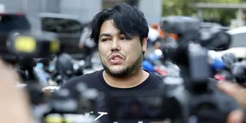 Ivan Gunawan Pakai Sepatu Dipakaikan Asistennya, Merasa Seperti Cinderella