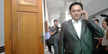 Jadi Buronan, Farhat Abbas Akhirnya Menyerahkan Diri ke Polisi