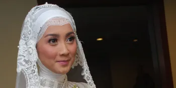Jadi Dosen, Desy Ratnasari Dimintai Foto Bareng