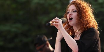 Jadi Korban Bully, Ini Alasan Jess Glynne Benci Sekolah