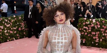 Jadi Mad Hatter, Gaya Priyanka Chopra di MET Gala 2019 Panen Hujatan