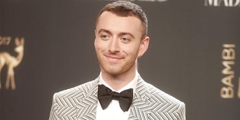 Jadi Model Cover di Majalah Lifestyle Gay, Sam Smith Berani Pakai Eyeliner
