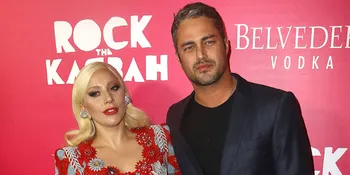 Jadi Model, Lady Gaga - Taylor Kinney Nekat Berpose Tanpa Busana