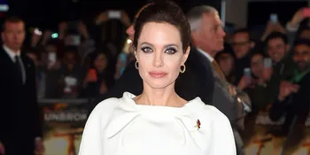 Jadi Model Vogue, Angelina Jolie Pose Bareng Brad Pitt & Anaknya