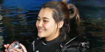 Jadi Paskibra, Aaliyah Massaid Tertantang Kibarkan Bendera di Bawah Air