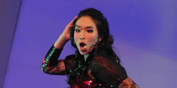 Jadi Penyanyi Dangdut Pantura, Happy Salma Belajar Goyang