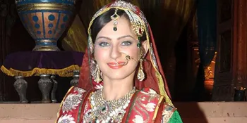 Jadi Rukaiyah, Lavina Tandon Adu Cantik Dengan Juhi Chawla