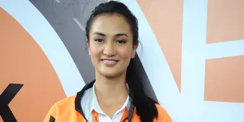 Jadi Tukang Ojek, Atiqah Hasiholan Termotivasi Ibu-Ibu Naik Motor