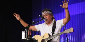 Jaga Kebersihan, Iwan Fals Minta Fansnya Memungut Sampah