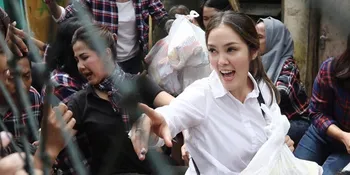 Jakarta Kebanjiran, Cathy Sharon Beri Bantuan Dari Atas Perahu