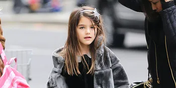 Jalan-Jalan Cantik Dengan Sang Bunda, Suri Cruise Tampil Girly