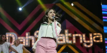 Jalan-Jalan Ke Borobudur, Ghea Youbi Coba Jualan Sate Ayam