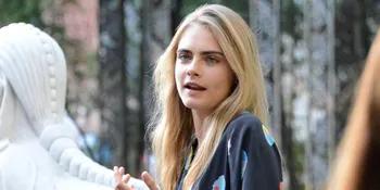 Jalani Pemotretan, Cara Delevingne Tampil Beda